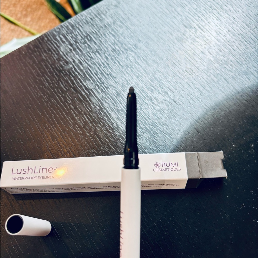 Rumi Lush Line Waterproof eyeliner